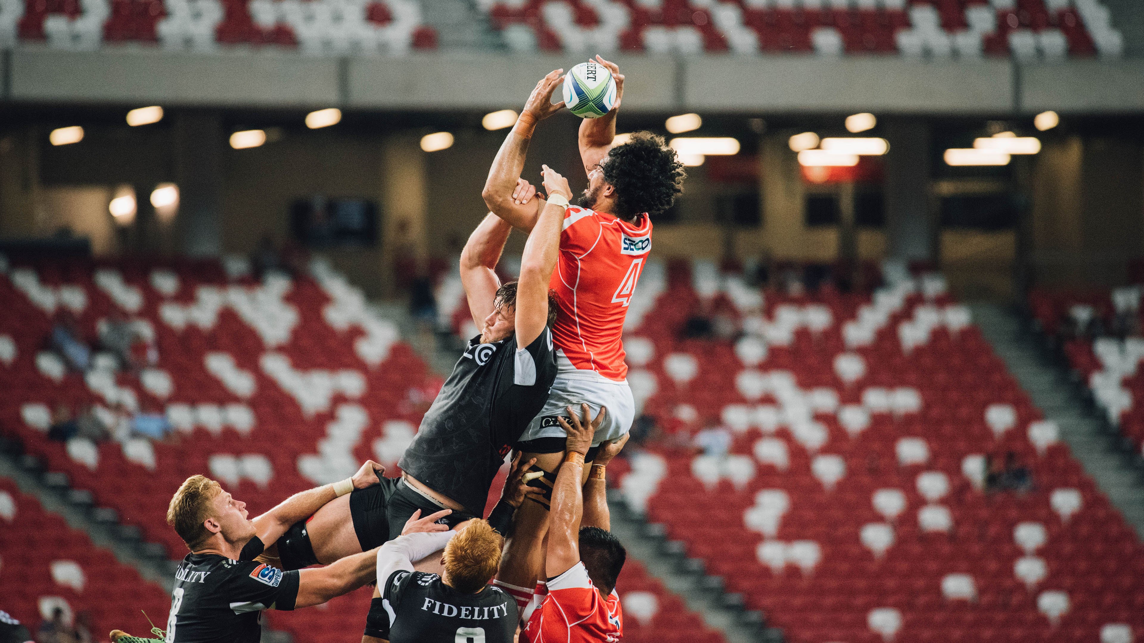 9游电竞站-特色篮球元素融入城市夜景，营造文化氛围，篮球场夜景壁纸图片